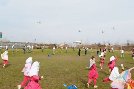 آسمان صومعه‌سرا رنگین شد/ جشن پرواز بادبادک‌ها با حضور ۲۵۰ کودک و نوجوان
