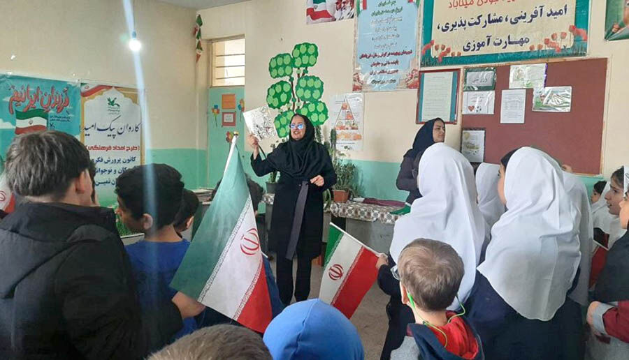 کاروان پیک امید کانون در میناباد جشن دهه فجر را برپا کرد