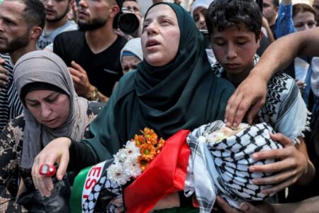 گاردین: قتل بی‌پایان کودکان غزه خطا نیست، فاجعه است