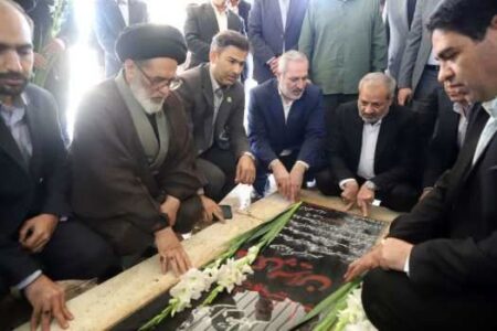 ادای احترام وزیر آموزش و پرورش به مقام شامخ شهیدان در شهر قیدار