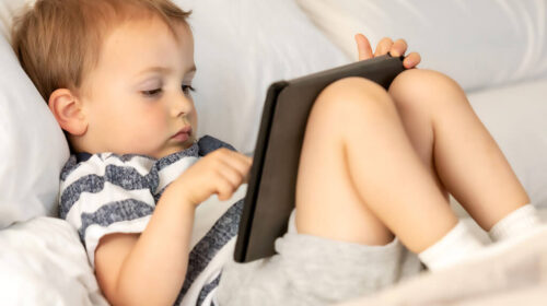 استفاده از موبایل برای آرام کردن کودک چه اثراتی دارد؟