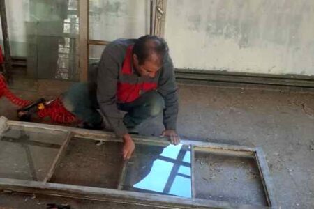 تعمیر و نصب شیشه‌های کتابخانه هنرستان ماندگار صنعتی تبریز با همراهی اولیای هنرستان