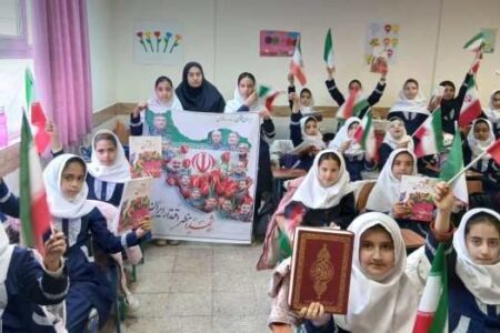 پاسخ کوبنده دانش‌آموزان ورزقانی به اقدامات اخیر آشوبگران با ادای احترام به قرآن کریم