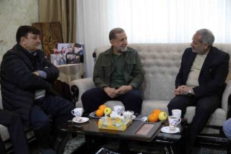 ادای احترام وزیر آموزش و پرورش به مقام شامخ شهیدان در دیدار با خانواده سردار سرلشکر شهید محققی