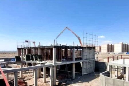 عملیات بتن‌ریزی مدرسه قطعه ۱۶ مهرگان قزوین در راستای استمرار نهضت توسعه عدالت آموزشی