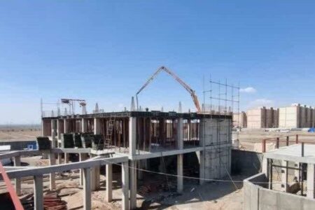 عملیات بتن‌ریزی مدرسه قطعه ۱۶ مهرگان قزوین در راستای استمرار نهضت توسعه عدالت آموزشی