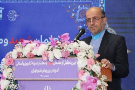 معلم؛ محور تحول در نظام تربیتی و مدرسه؛ کانون هویت‌سازی در عصر هوش مصنوعی