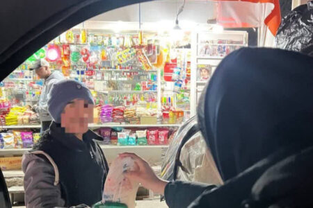 کرج | کودکان کار و خیابان در شب های سرد زمستان میهمان وعده غذای گرم اورژانس اجتماعی شدند