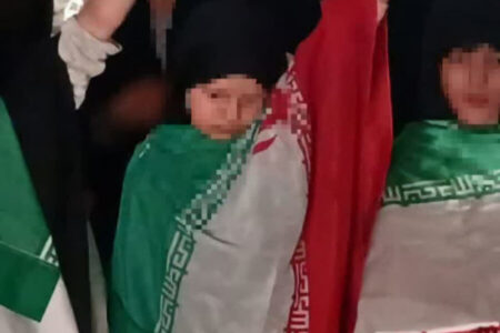 کرج | “پویش هر خانه یک پرچم” به عشق رهبرم در مرکز توانبخشی خانه کوچک شیرین اجرا شد