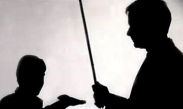 ضرب و شتم دانش‌آموزان با کابل توسط معلم/ عکس