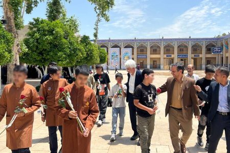 گزارش تصویری|مراسم گلباران و عطر افشانی حرم مطهر شاهچراغ علیه السلام با حضور خادمین کوچک-صاحبدلان بزرگ