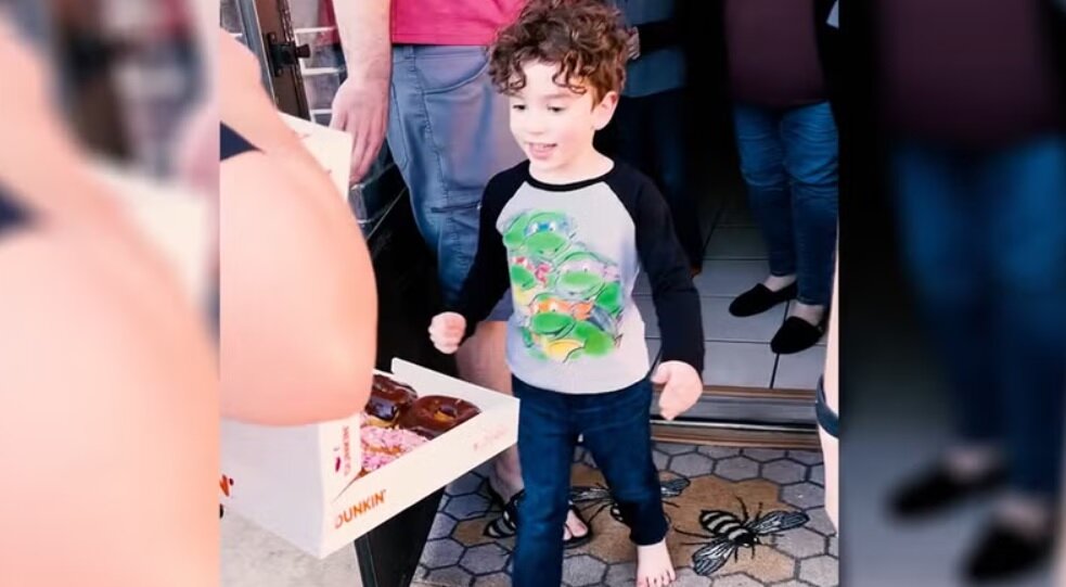 ماجرای کودکی که به پلیس زنگ زد و شیرینی خواست/ عکس