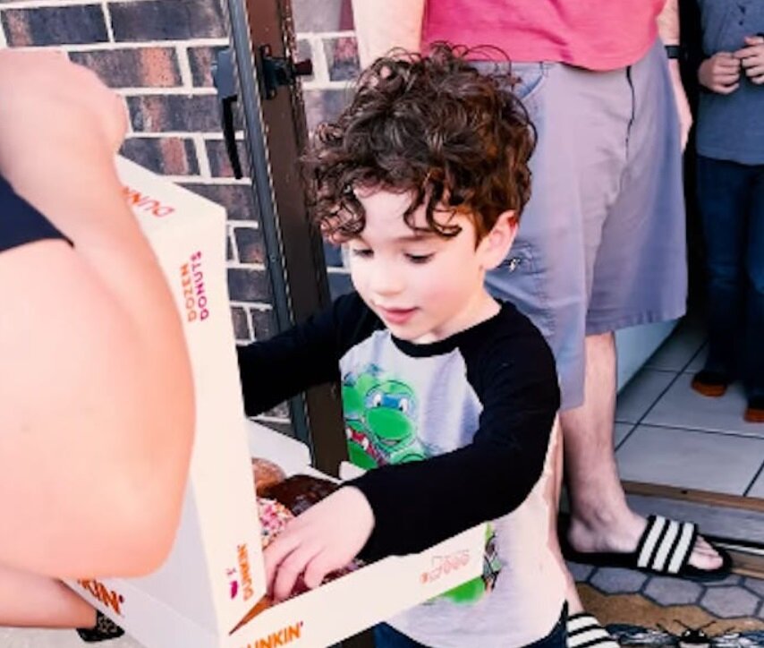 ماجرای کودکی که به پلیس زنگ زد و شیرینی خواست/ عکس