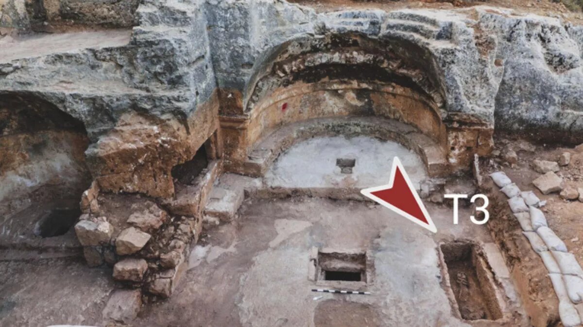 6193756-1 کشف بقایای زنی در غُل و زنجیر متعلق به ۱۵۰۰ سال پیش/ عکس