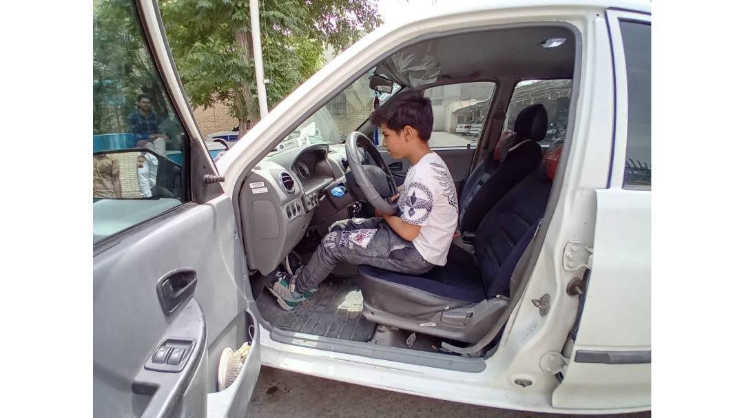 6222159-1 رانندگی دردسرساز پسر ۱۲ ساله؛ کودک دیگری را زیر گرفت/ عکس