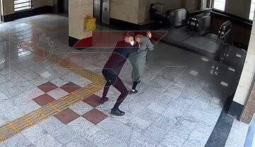 زورگیری وحشیانه از زن جوان در مترو محلاتی / فیلم سرقت در دست پلیس!