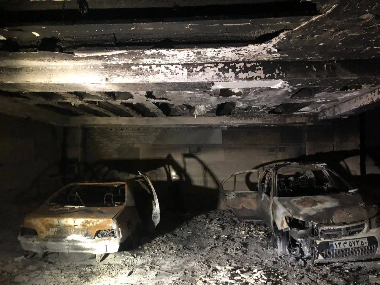 آتش‌سوزی هولناک در مجتمع مسکونی در جاده مخصوص کرج/ جزئیات حادثه