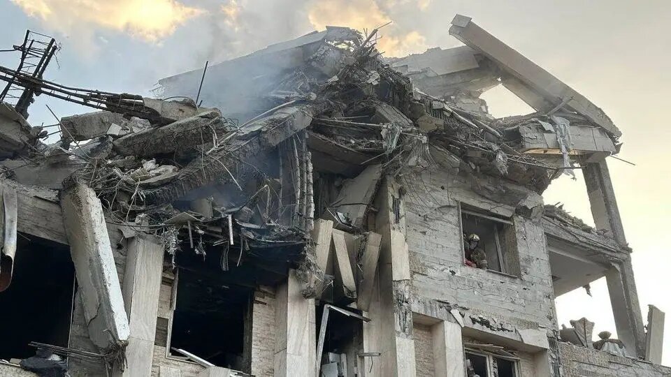 روایت امدادگر هلال‌احمر از ساختمان شهید چمران/ بسیاری از شهدا کودکان ۱۰-۱۲ ساله‌ بودند/ پیکر بی‌جان دخترکی را بعد از دو روز پیدا کردیم