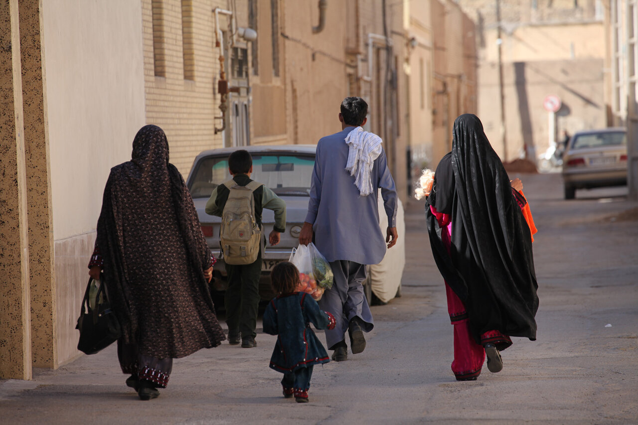 اخراج کودک ایرانی به‌جای افغانستانی؛ «پدر را اخراج کردند فرزندش ایران ماند»/ به‌ اتباع حق مالکیت خصوص ندادیم، چه‌طور باید به ایران علاقه‌مند می‌شدند؟