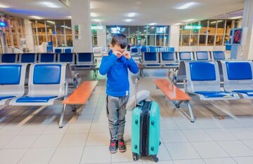 والدینی برای از دست ندادن پروازشان، پسربچه‌ ۱۰ ساله خود را در فرودگاه رها کردند