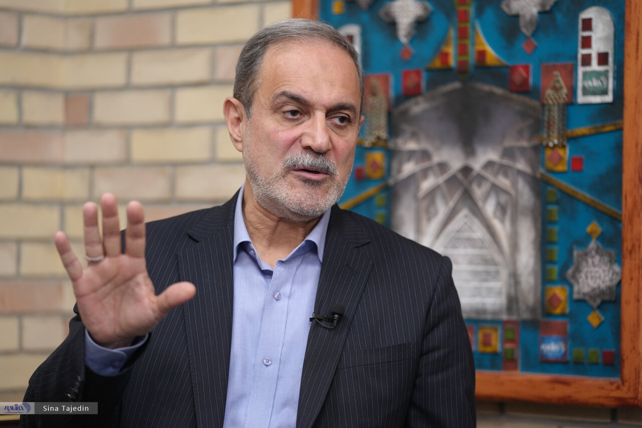 دانش‌آموزان سواد خواندن ندارند/ بخاطر کمبود نیرو از معلم ۸۰ ساله خواسته‌اند درس بدهد/ حال دانش‌آموزان در مدرسه خوب نیست