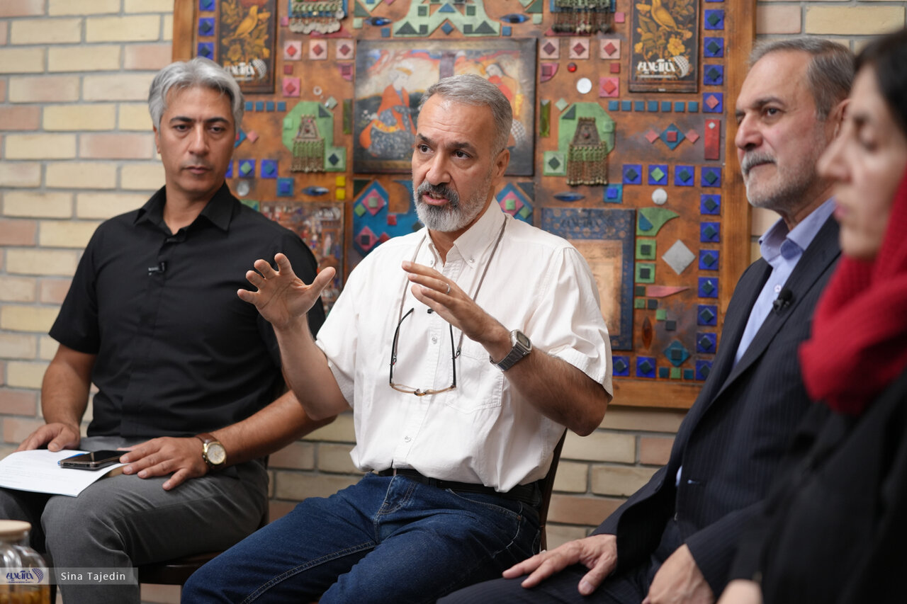 6294873 دانشآموزان سواد خواندن ندارند/ بخاطر کمبود نیرو از معلم ۸۰ ساله خواستهاند درس بدهد/ حال دانشآموزان در مدرسه خوب نیست