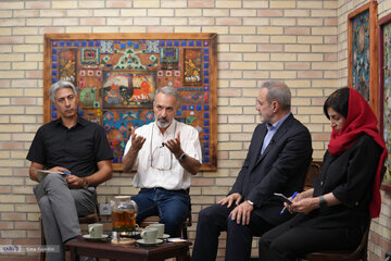 دانش‌آموزان سواد خواندن ندارند/ بخاطر کمبود نیرو از معلم ۸۰ ساله خواسته‌اند درس بدهد/ حال دانش‌آموزان در مدرسه خوب نیست