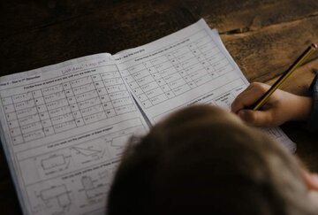 ۱۴ ساعت تکلیف مدرسه، کودک را راهی بیمارستان کرد