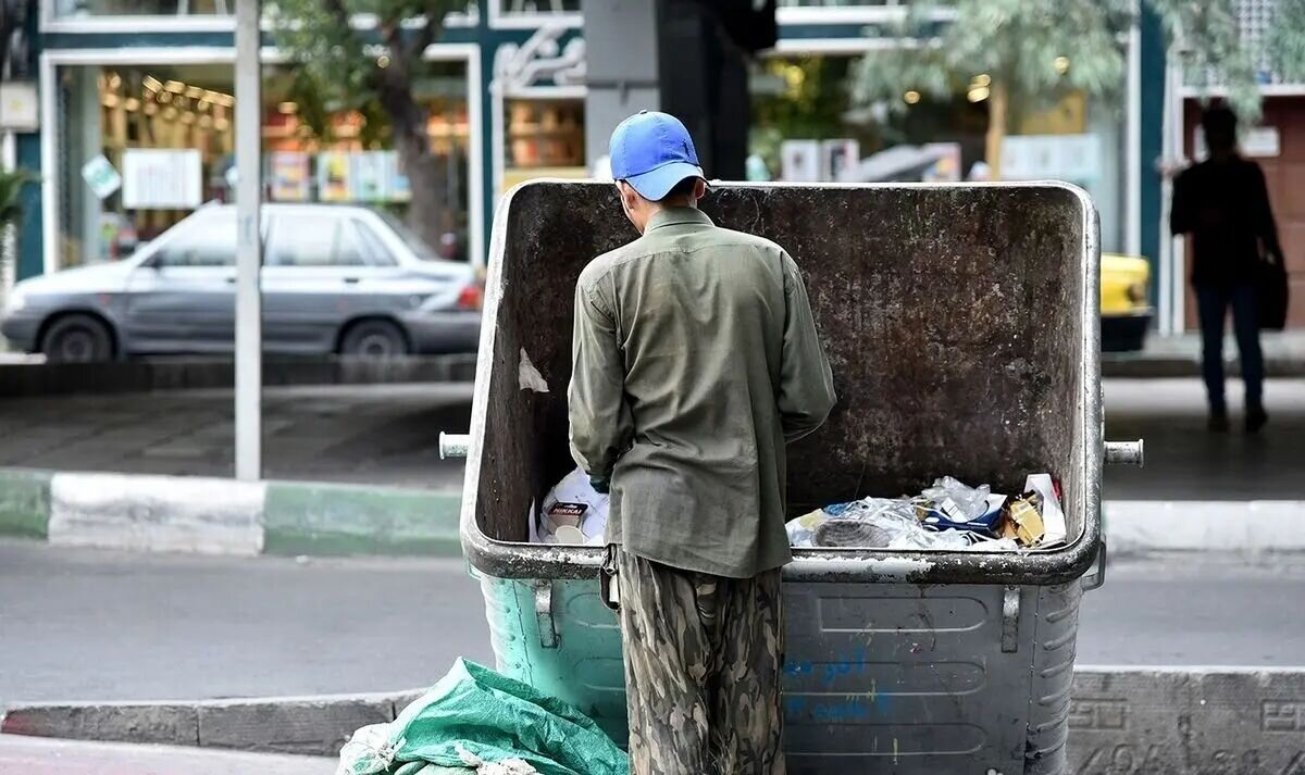 6318472-1 نظافت تهران در بدترین وضعیت دهههای گذشته؛ مخازن زباله یا پُر هستند یا واژگون/ «متاسفانه تهران از لحاظ زیستی میان ۱۷۳ شهر دنیا رتبه ۱۶۳ را دارد»