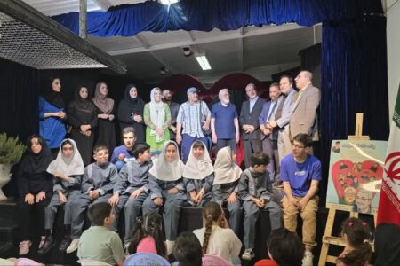 کرج | اجرای نمایش “یک تکه از حقیقت” با حضور مسئولین در کرج برگزار شد