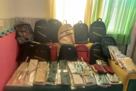 کرج | به مناسبت بازگشایی مدارس /۴۰ بسته لوازم‌التحریر و کیف به فرزندان تحت پوشش اهداء شد