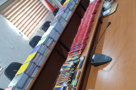 ساوجبلاغ | توزیع لوازم التحریر بین دانش آموزان تحت پوشش با اجرای پویش همه حاضر