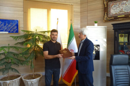 تقدیر مدیرکل بهزیستی فارس از وحید بهمنی؛ جوانی که فعالیتش در مناطق کم برخوردار شیراز جلوه ای از مسئولیت پذیری نسل امروز است