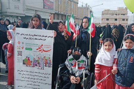 حضور پرشور مردم و مسئولین و خانواده بزرگ بهزیستی در پویش سلام محله در مسیرهای راهپیمایی یوم الله ۲۲ بهمن توسط تسهیلگران و پرسنل مراکز مثبت زندگی