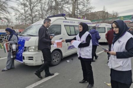 کرج | حضور فعال تیم اورژانس اجتماعی در راهپیمایی یوم الله ۲۲ بهمن