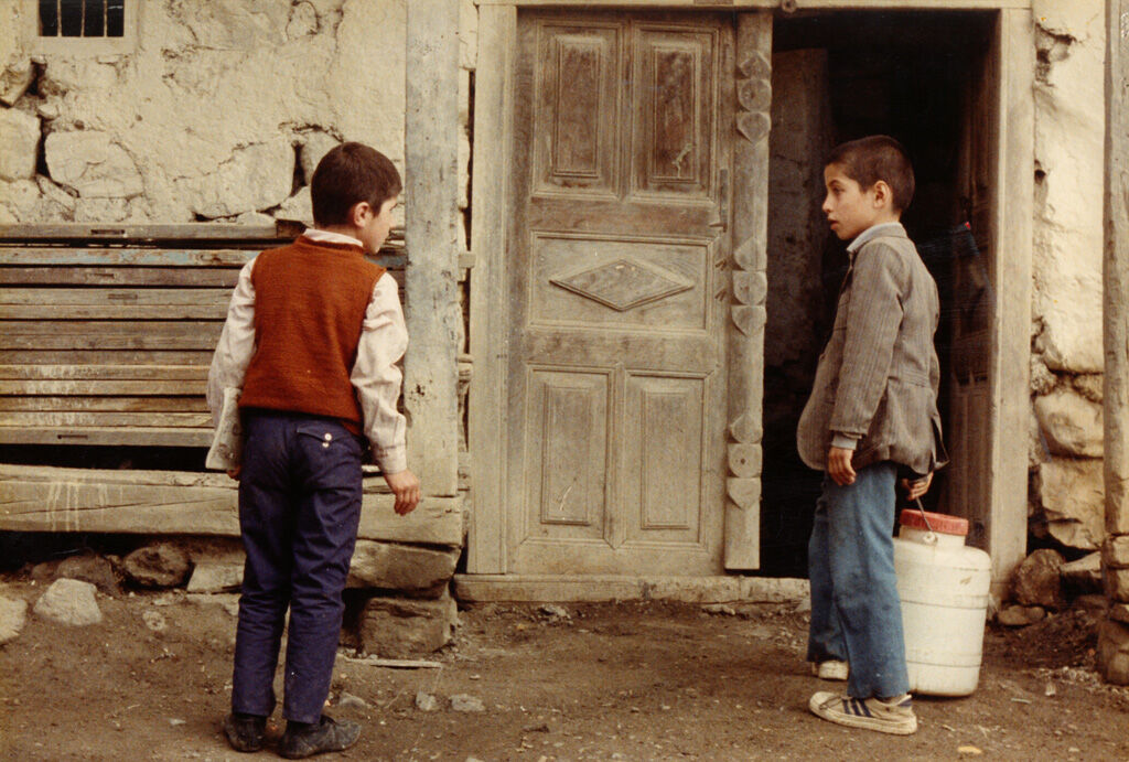 نمایش ویژه فیلم «خانه دوست کجاست» با حضور محمود کلاری و عبدالجبار کاکایی