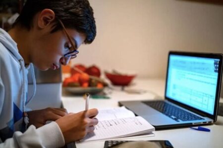 تاکید معاونت آموزش متوسطه بر تداوم آموزش باکیفیت در همه شرایط/ معلمان مسیر یادگیری را پیوسته نگه می‌دارند