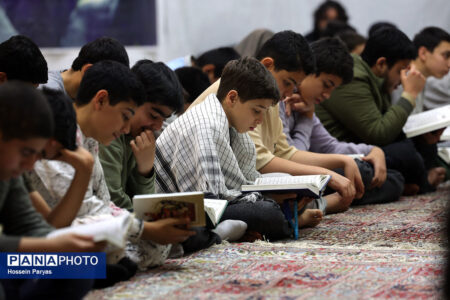 دور از دنیا، نزدیک‌تر به خود و خدا