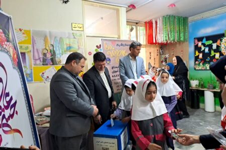 جشن عاطفه ها در منطقه ۱۰، نماد همدلی با دانش آموزان نیازمند
