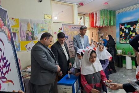 جشن عاطفه ها در منطقه ۱۰، نماد همدلی با دانش آموزان نیازمند