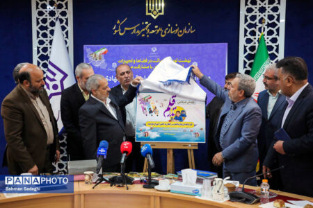 رونمایی ‌از پوستر‌ پویش مردمی «نذر قلم» و مجموعه لوازم‌التحریر مزین به تصاویر شهدا