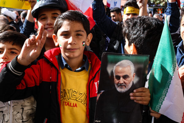 همخوانی سرود «ایرانمون» در مدارس/ تقویت هویت ایرانی-اسلامی دانش‌آموزان در ایام دهه فجر